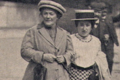 Clara Zetkin (1857-1933) (à esquerda): professora, diretora da revista feminina social-democrata "Die Gleichheit" e integrante do SPD. Amiga e confidente de  Rosa Luxemburgo, é uma figura histórica do feminismo; em 1910 propôs a criação do Dia Internacional da Mulher. Foi uma das fundadoras da Liga Spartakus; deputada do Reichstag pelo KPD de 1920 a 1933; exilou-se em Moscou onde morreu.
